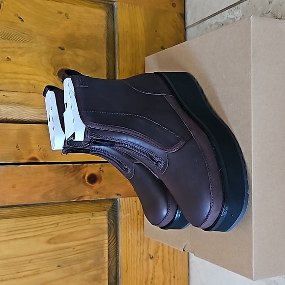 Ugg boots brown leather NWT - Picture 2 of 8